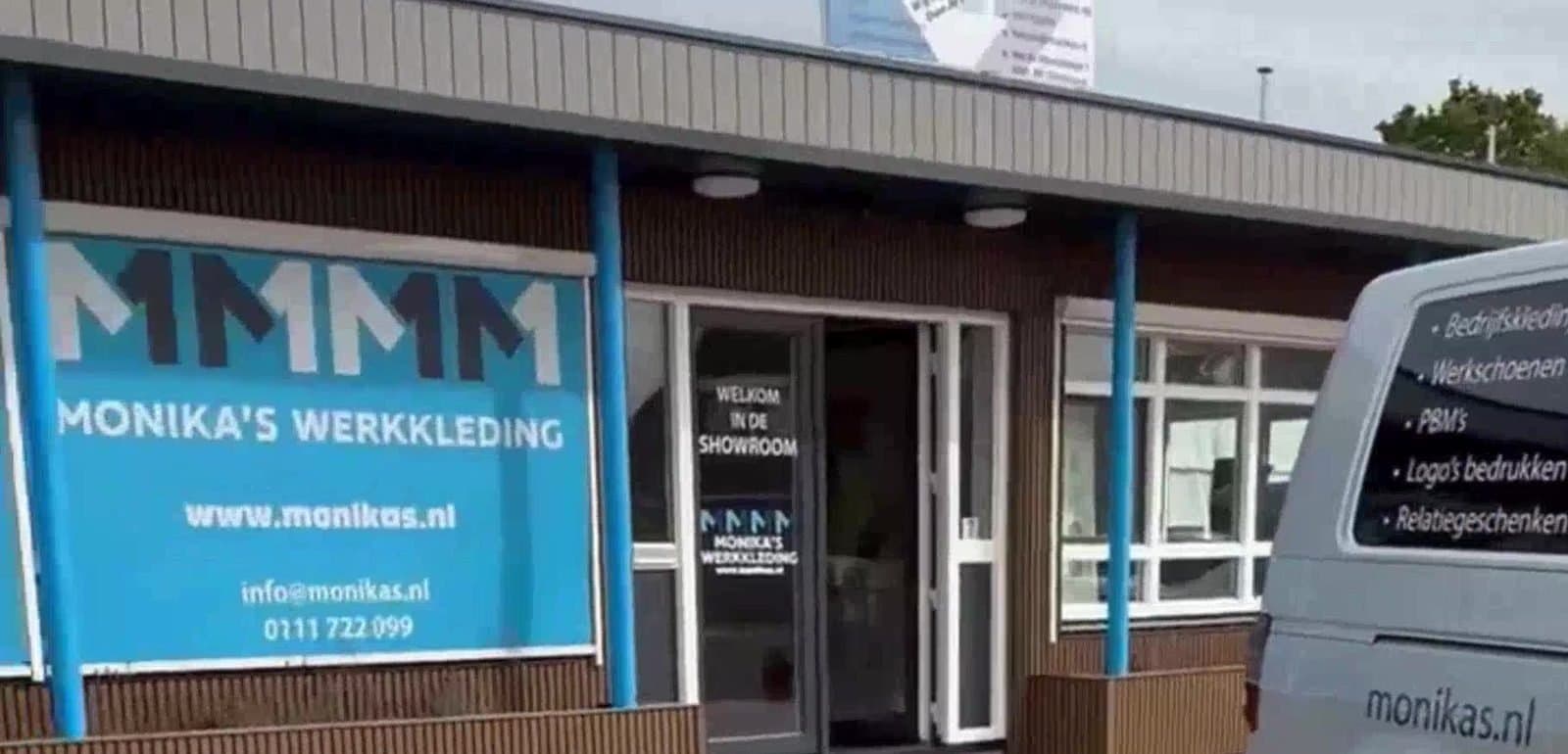 Ingang van de showroom van Monika's Werkkleding in Oosterland, vlakbij Zierikzee