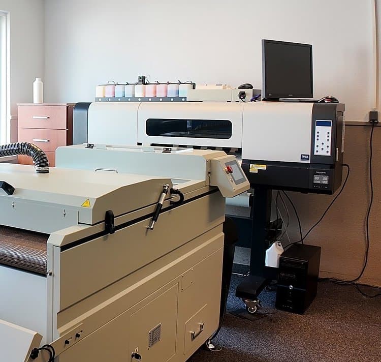 DTF-printer in het eigen atelier van Monika's Werkkleding