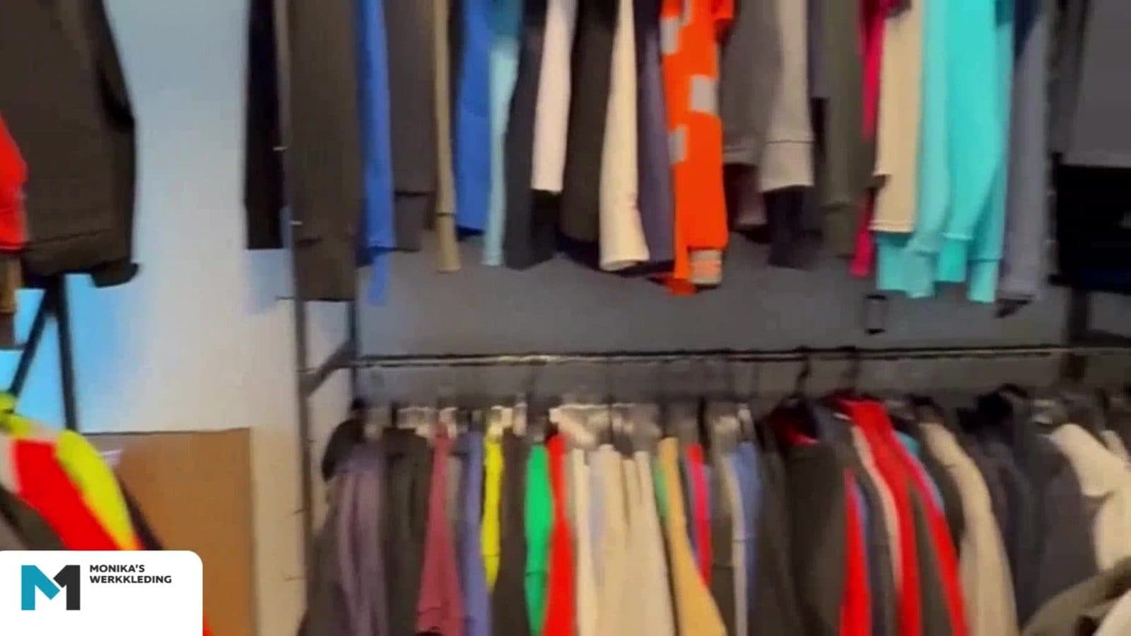 Showroom met werkkleding bij Monika's Werkkleding in Oosterland