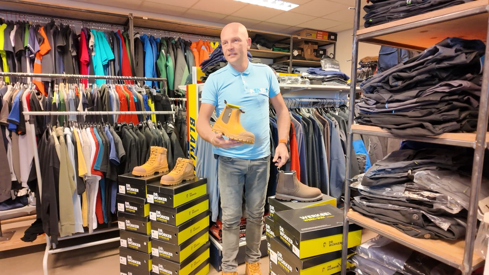 Showroom met werkschoenen