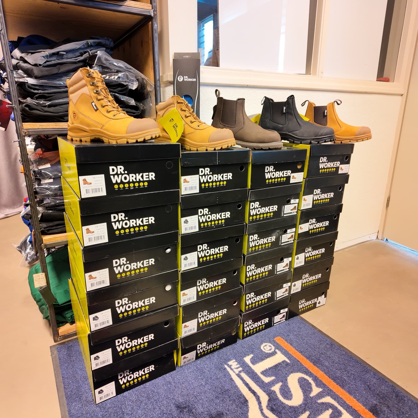 Werkschoenen in de showroom van Monika's Werkkleding in Oosterland