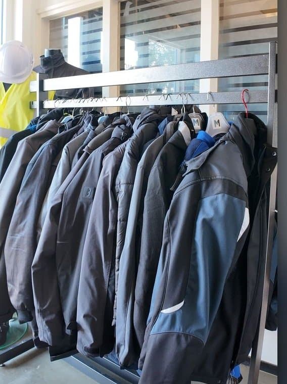 Rek met winterwerkjassen in de showroom van Monika's Werkkleding